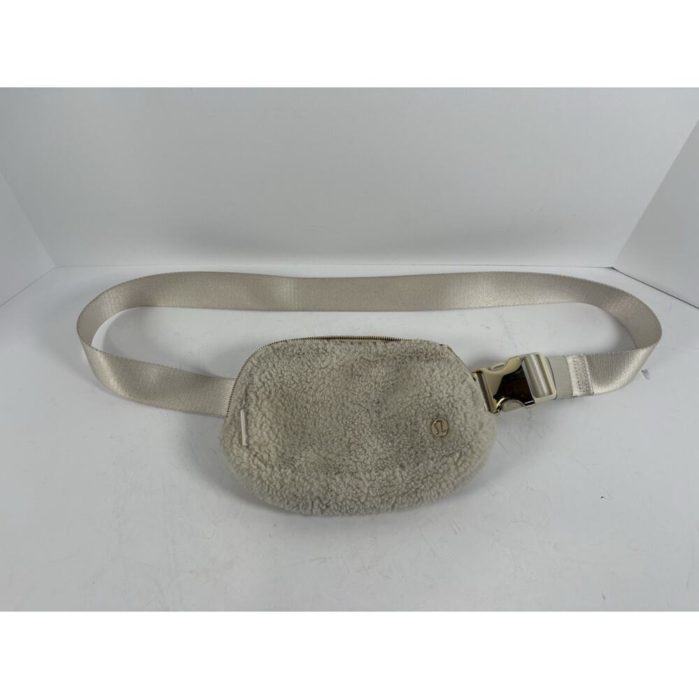 Lululemon Everywhere Belt Bag 1L Fleece White Opal/Gold Beautiful Crossbody